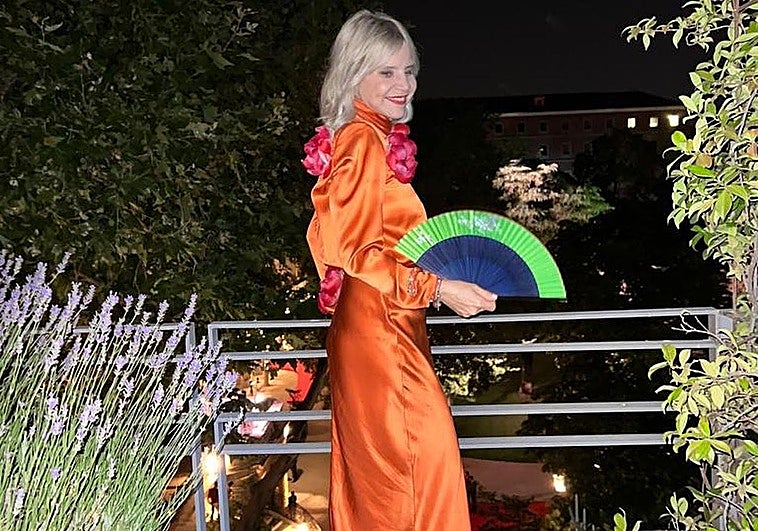 Eugenia Martínez de Irujo con look de Redondo Brand en la impresionante terraza de su casa, con vistas al Palacio de Liria.