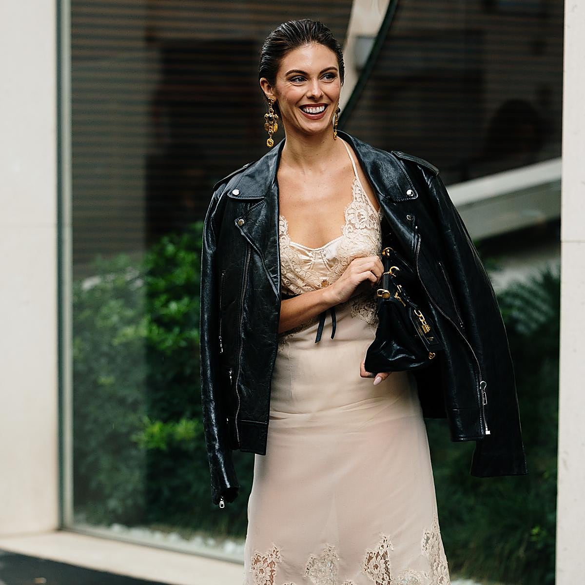 Look con vestido lencero en otoño