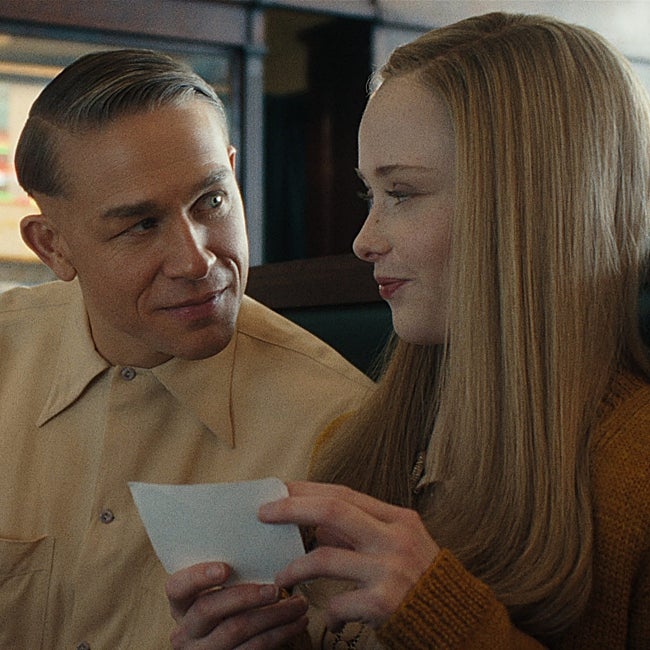 Ed Gein (Charli Hunnam) es un vecino aparentemente normal de Plainfield que oculta un macabro secreto en su granja.