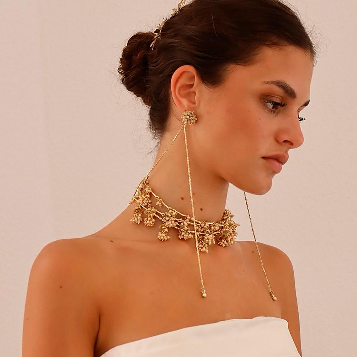 El choker es el nuevo accesorio favorito de las novias.