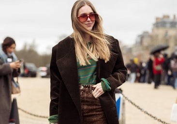 Look con vaqueros marrones en el street style.