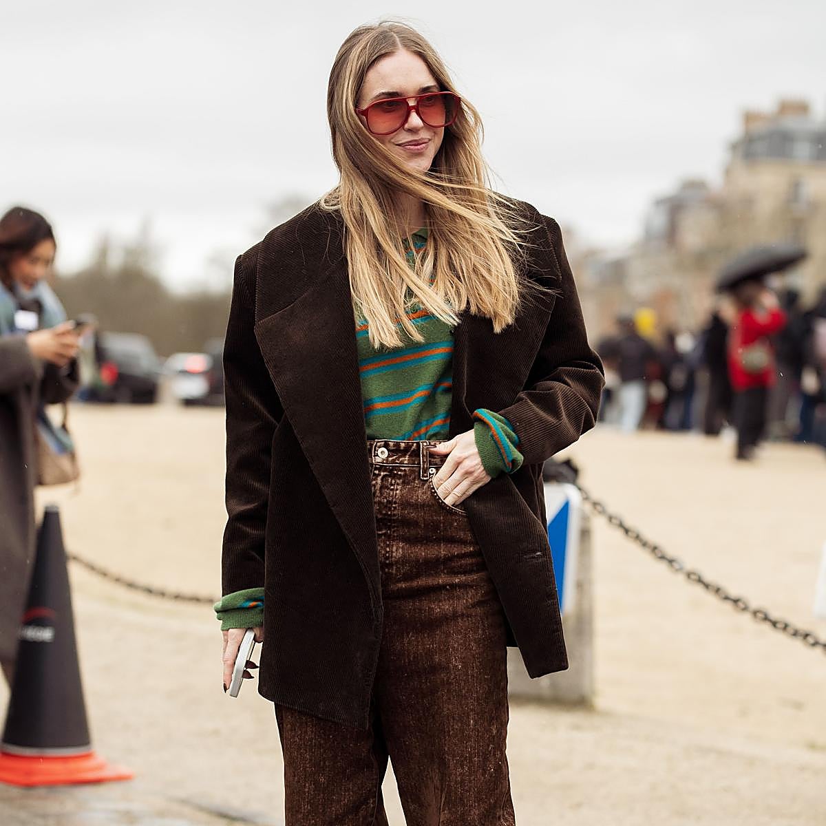 Look con vaqueros marrones en el street style.