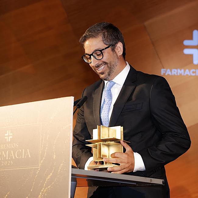 Botiario Álvaro Fernández recoge su premio.