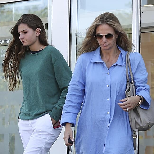 Genoveva Casanova, con su hija, Amina.