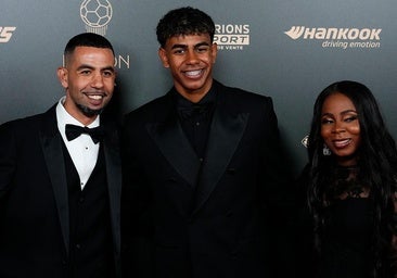 Lamine Yamal, con su madre Sheila Ebana.