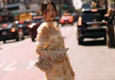 Vestidos románticos y elegantes para seguir llevando el estampado de flores en otoño