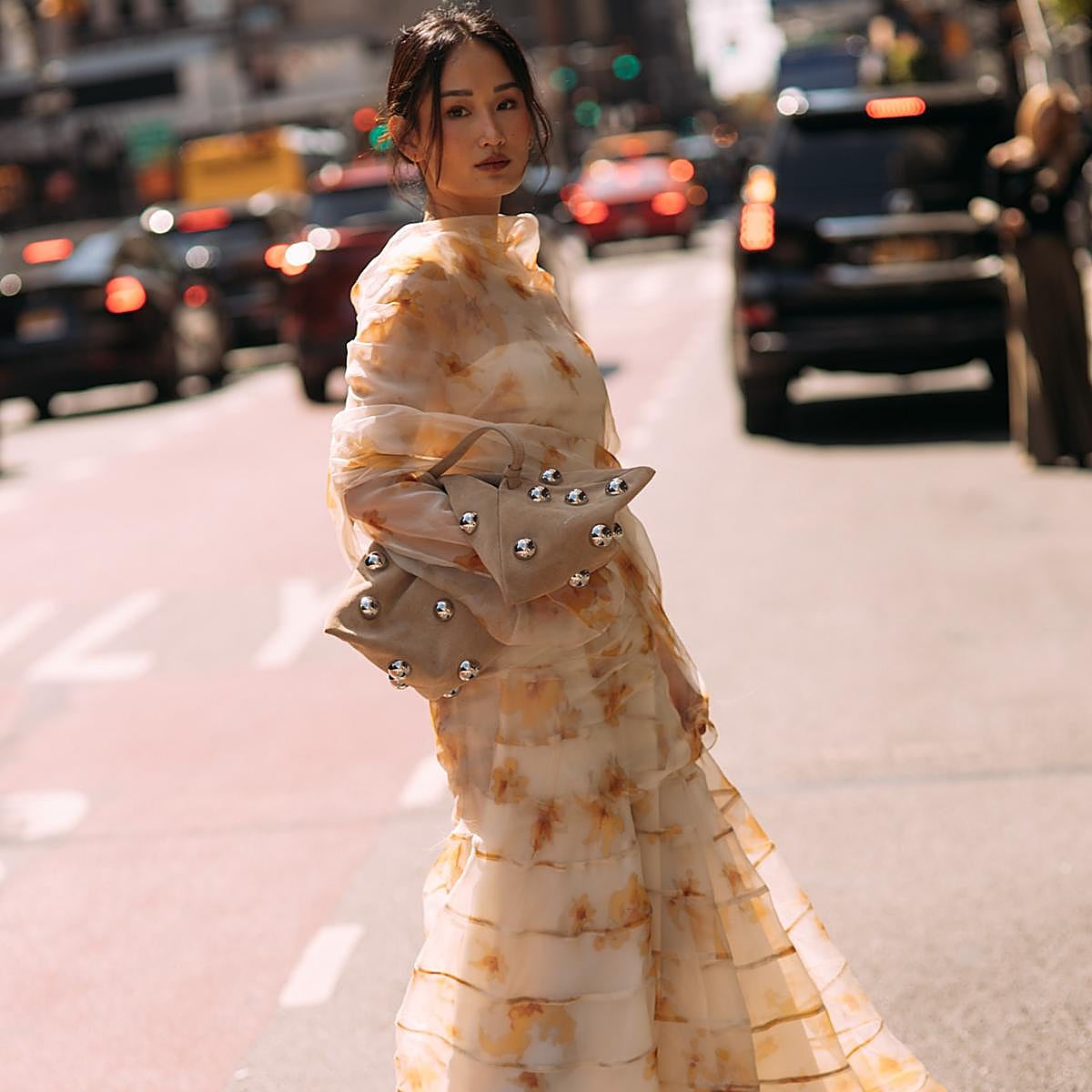 Mujer con vestido de flores