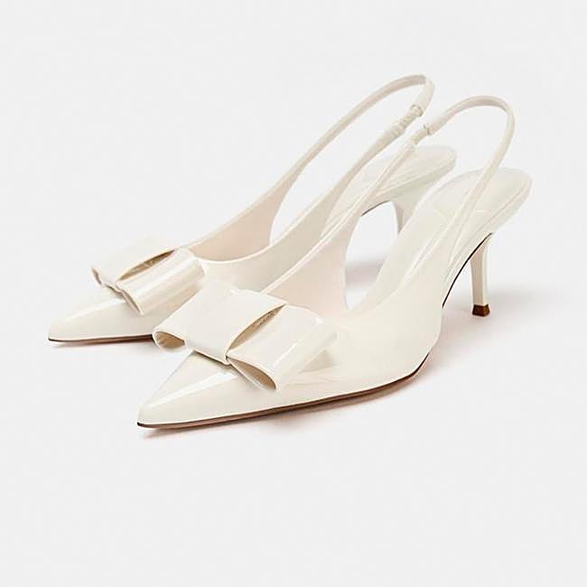 Zapato de tacón en blanco con detalle de lazo de Zara.