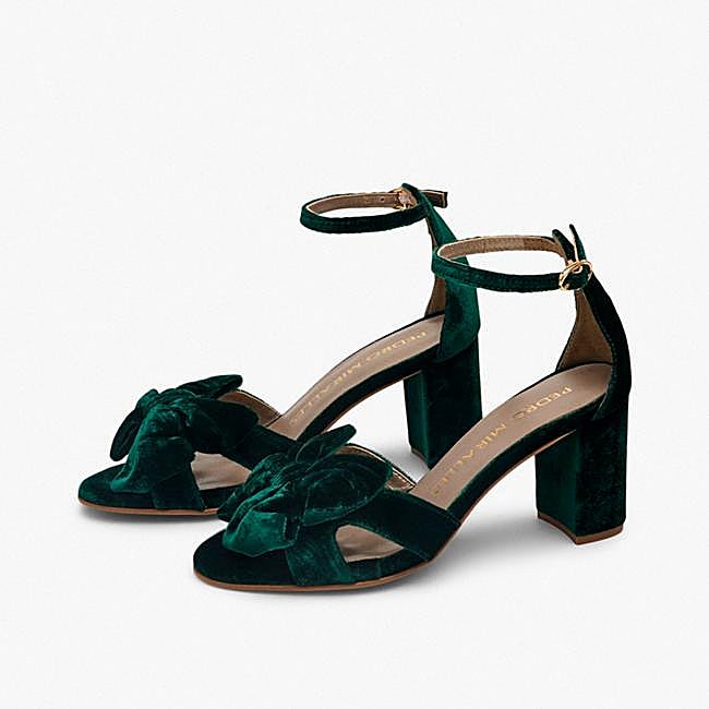 Zapato de tacón con lazo en terciopelo verde de Pedro Millares.