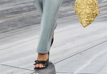 Zapatos de tacón con lazo.