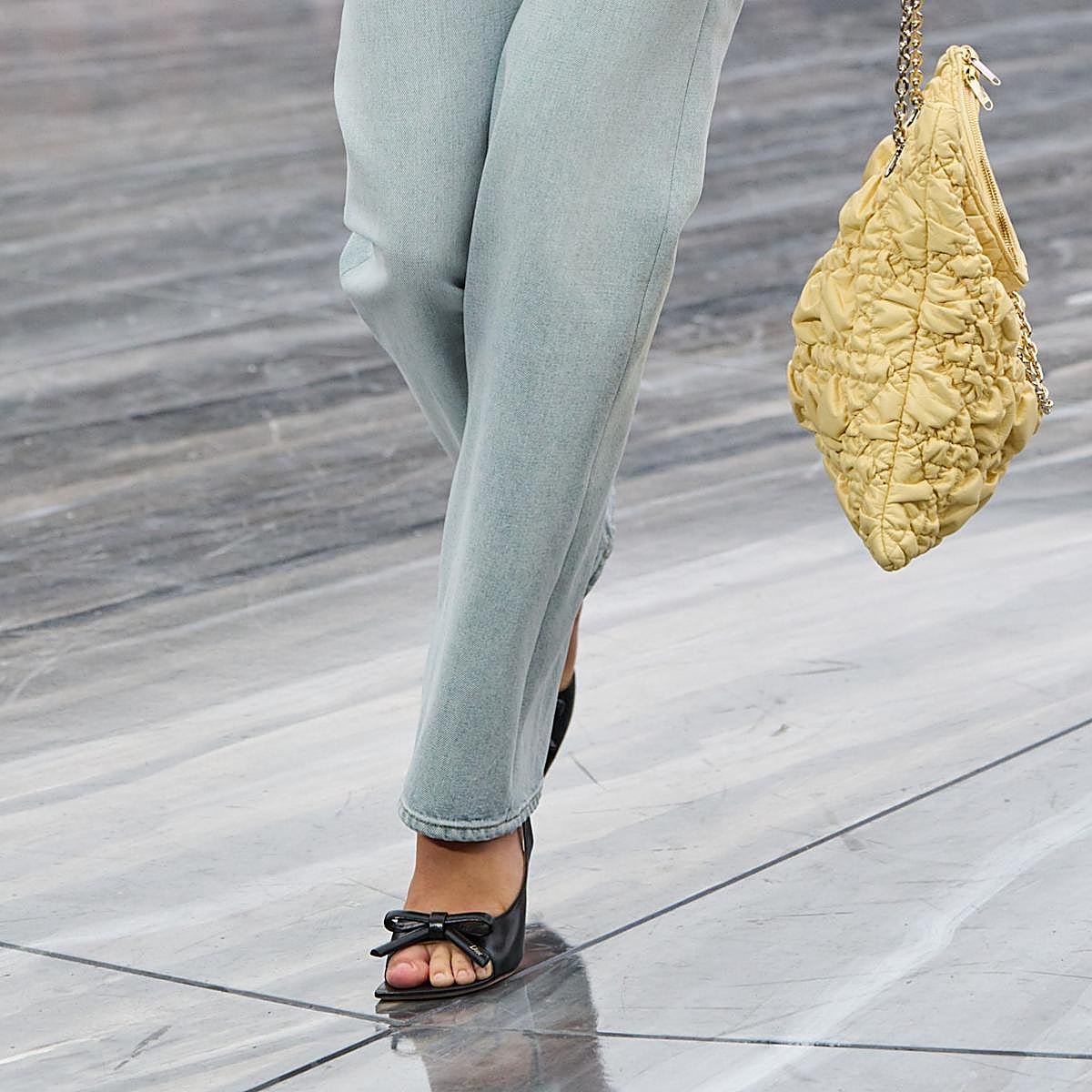 Zapatos de tacón con lazo.