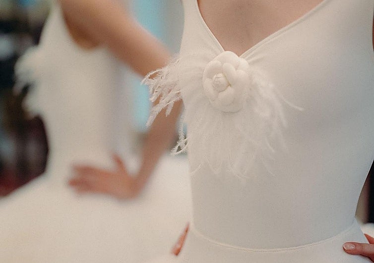 La camelia blanca de Chanel en uno de los trajes de las bailarinas de la Ópera de París.