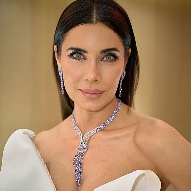 Pilar Rubío con joyas de diamantes y zafiros de Carrera y Carrera.