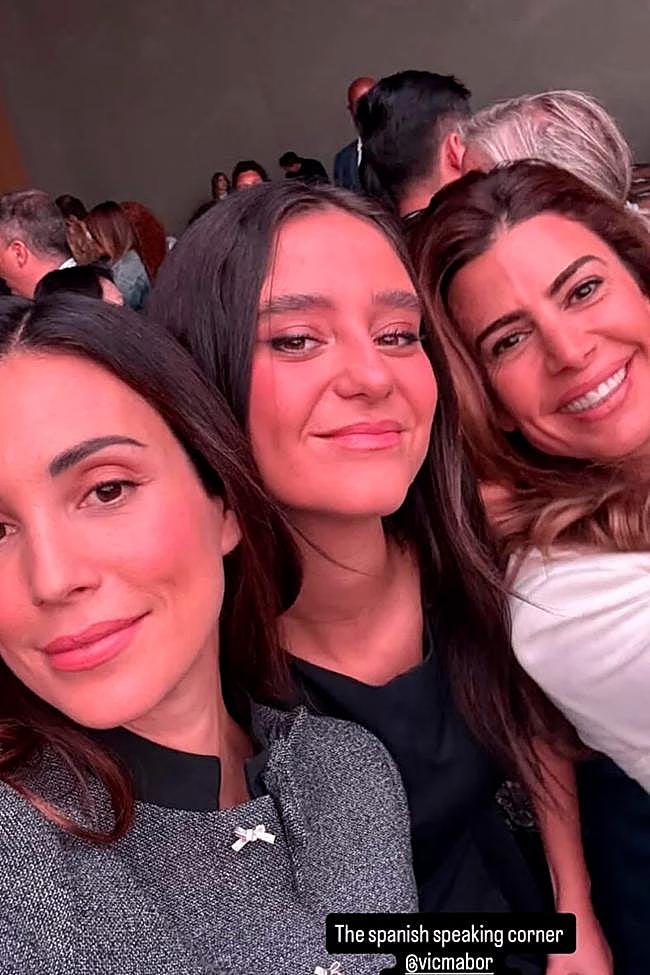 Victoria Federica con vestido de Simorra junto a Sassa de Osma en el desfile de Dior.