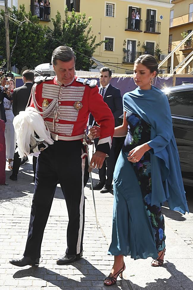 Cayetano Martínez de Irujo llegando a la iglesia junto a su hija Amina Martínez de Irujo.