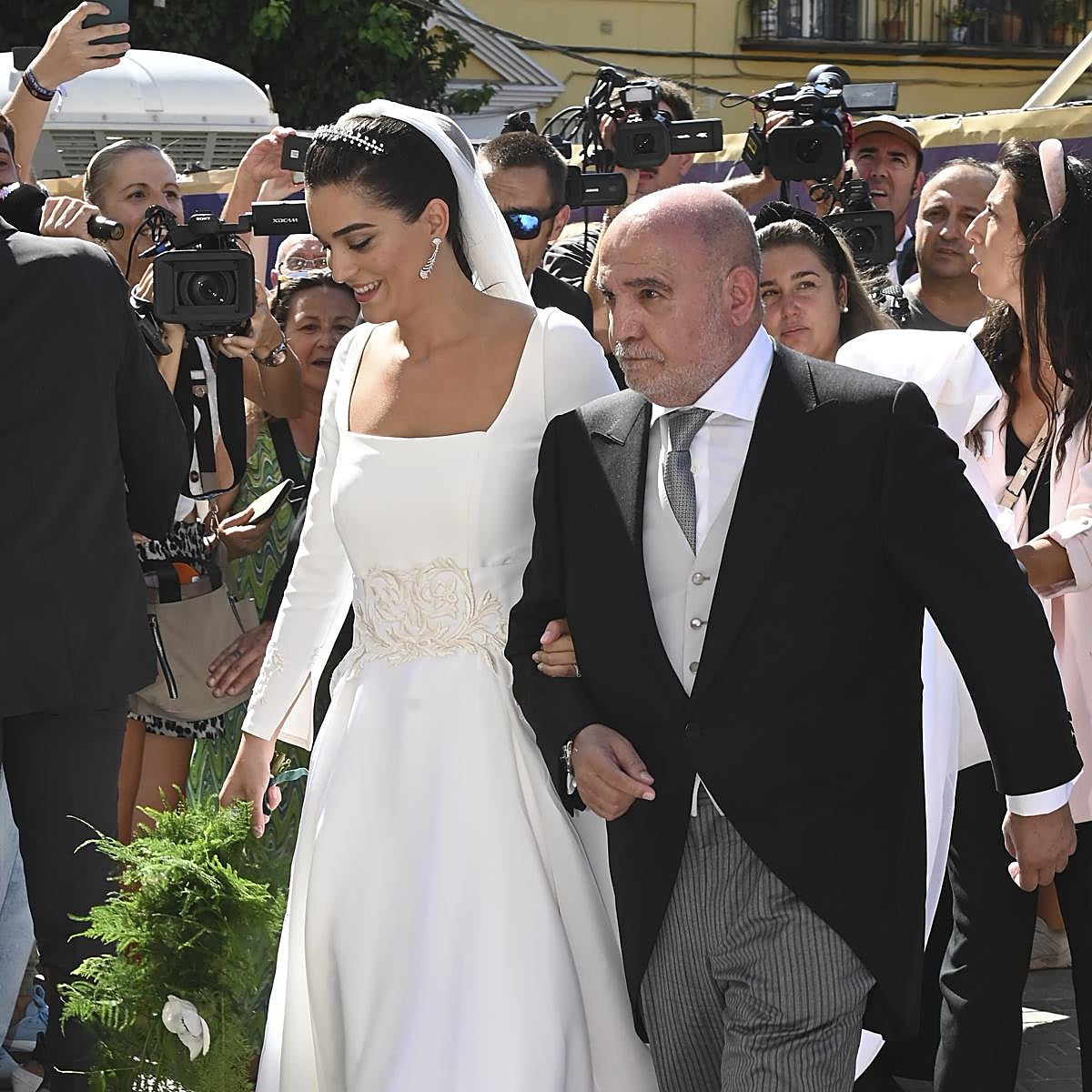 Bárbara Mirjan junto a su padre llegando a la iglesia.