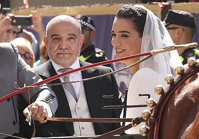 La llegada de la novia, Bárbara Mirjan, y su padre a la Iglesia de los Gitanos, en Sevilla.