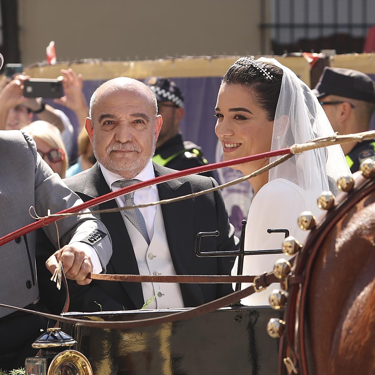 La llegada de la novia, Bárbara Mirjan, y su padre a la Iglesia de los Gitanos, en Sevilla.