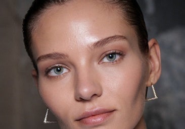 Mujer con la piel luminosa.