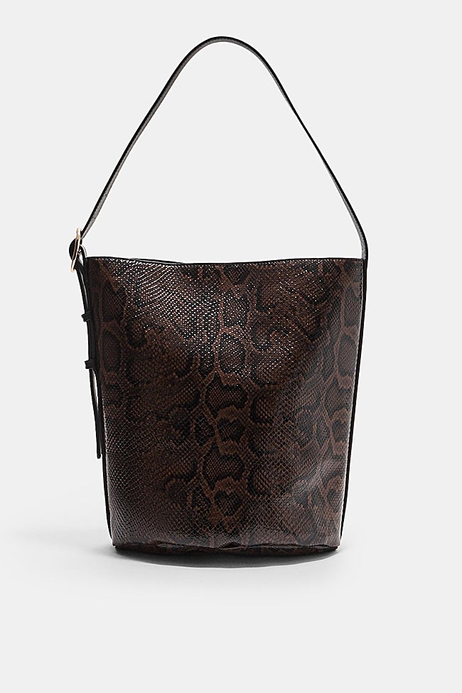 Bolso con estampado animal de Stradivarius (25,99 euros)