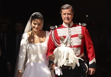 Bárbara Mirjan y Cayetano Martínez de Irujo, a la salida dela Iglesia de los Gitanos de Sevilla,