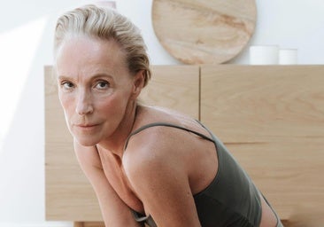 Mujer practicando Pilates en casa.