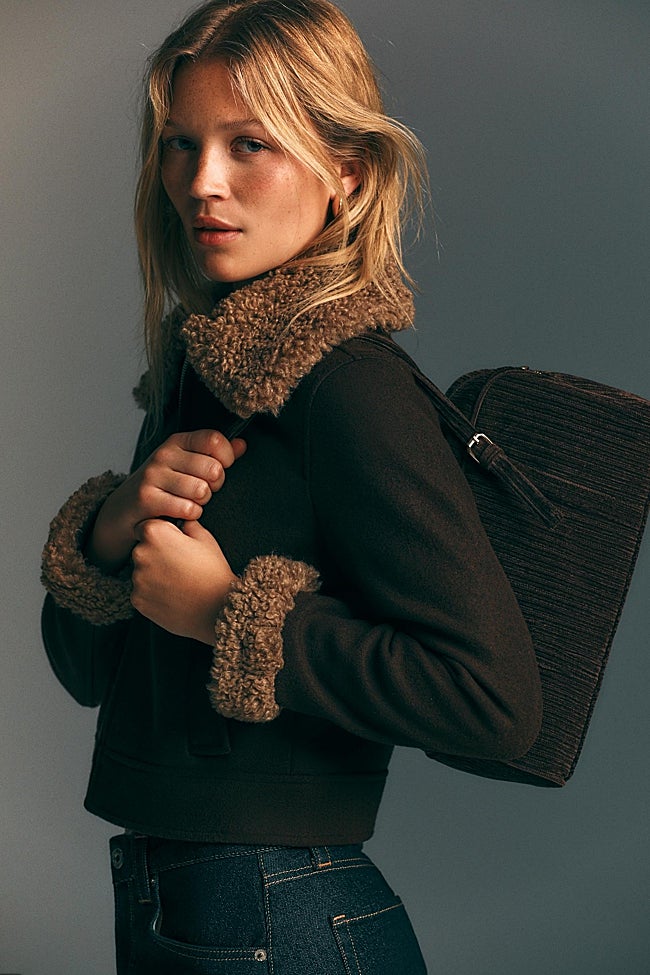 Chaqueta corta de Stradivarius (35,99 euros)