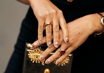 Manos con anillos especiales.