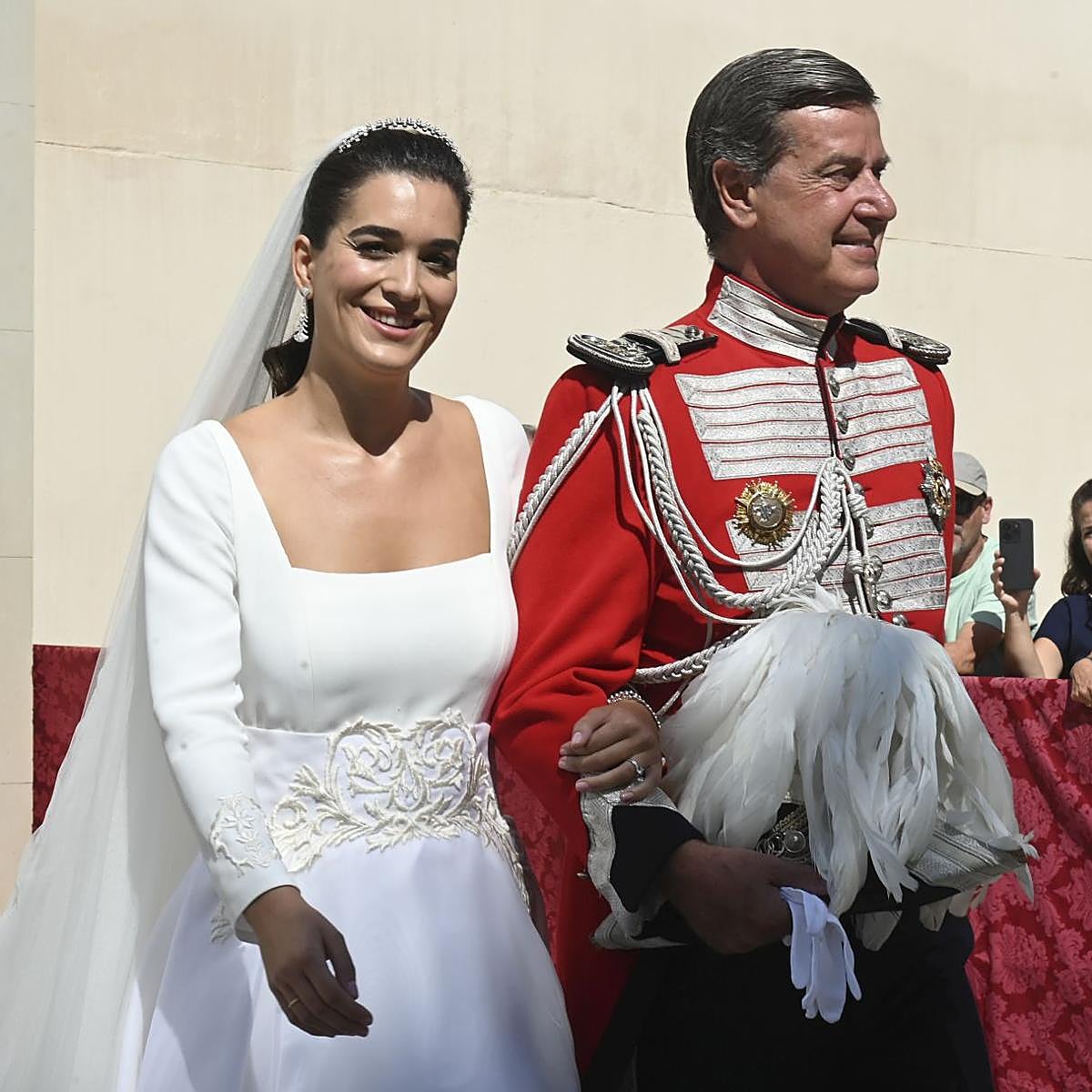 Bárbara Mirjan y Cayetano Martínez de Irujo, tras la ceremonia religiosa.