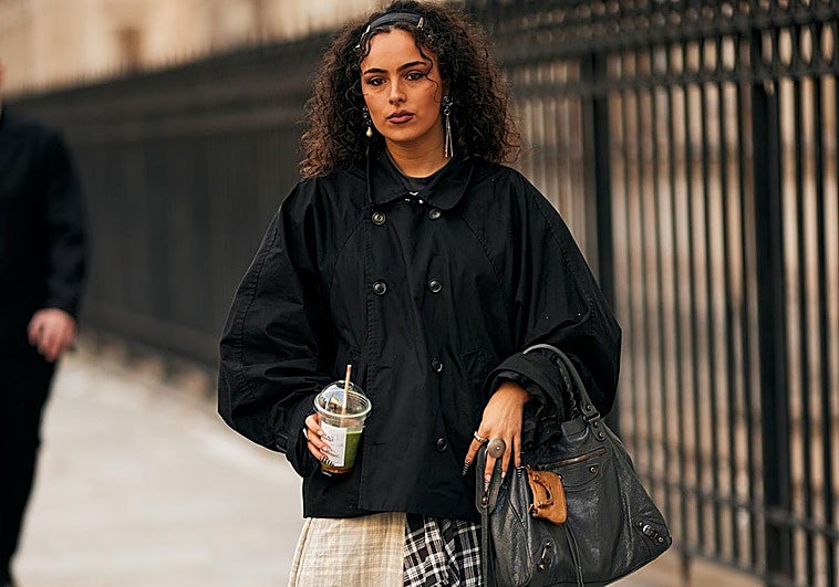 Mujer con falda estampada
