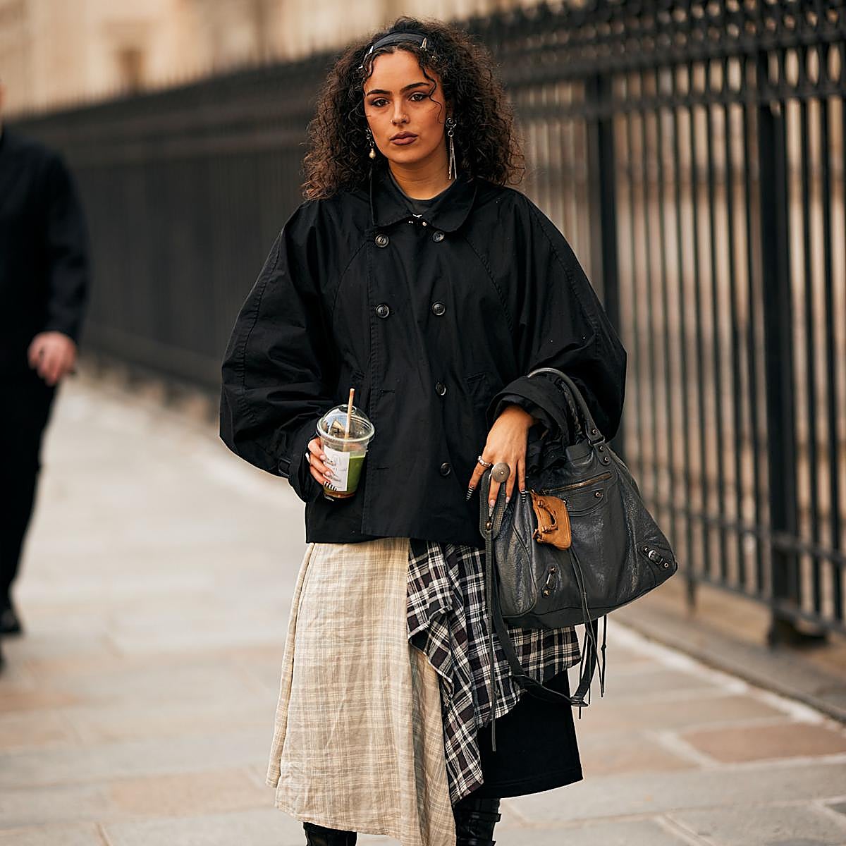 Mujer con falda estampada