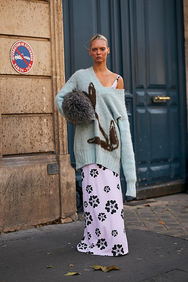 Mujer con falda estampada y jersey oversize