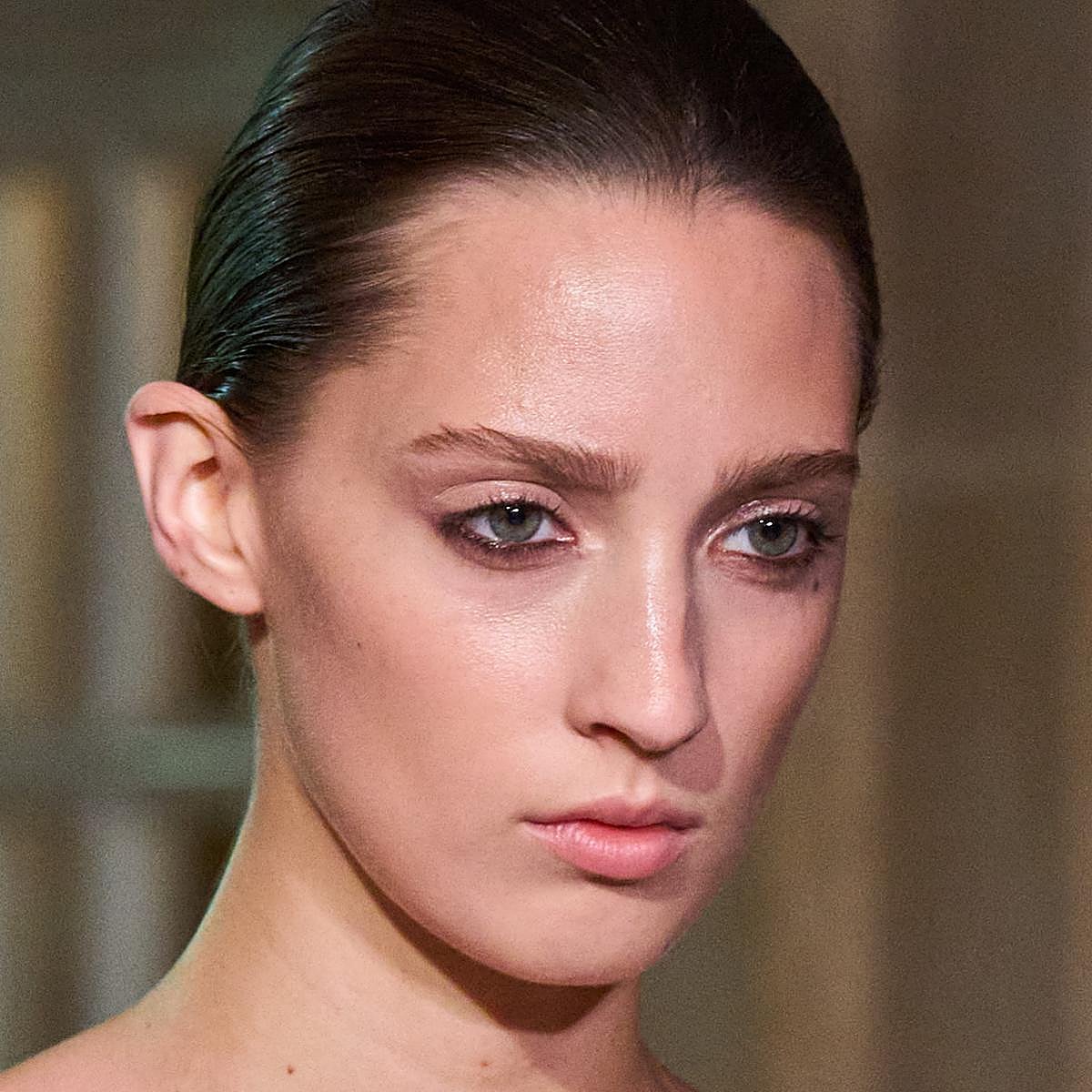 Un maquillaje de ojos natural en color marrón.