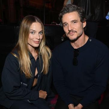 Imagen secundaria 1 - Lily-Rose Depp, Pedro Pascal, Margot Robbie y Tilda Swinton fueron algunas de las celebrities invitadas al desfile de Chanel en el Grand Palais. 