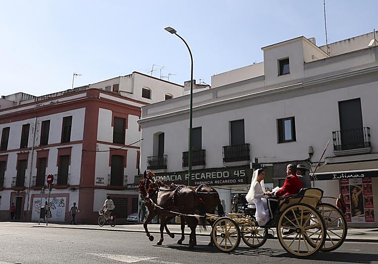 El paseo en calesa de los novios por Sevilla se produjo prácticamente sin testigos.