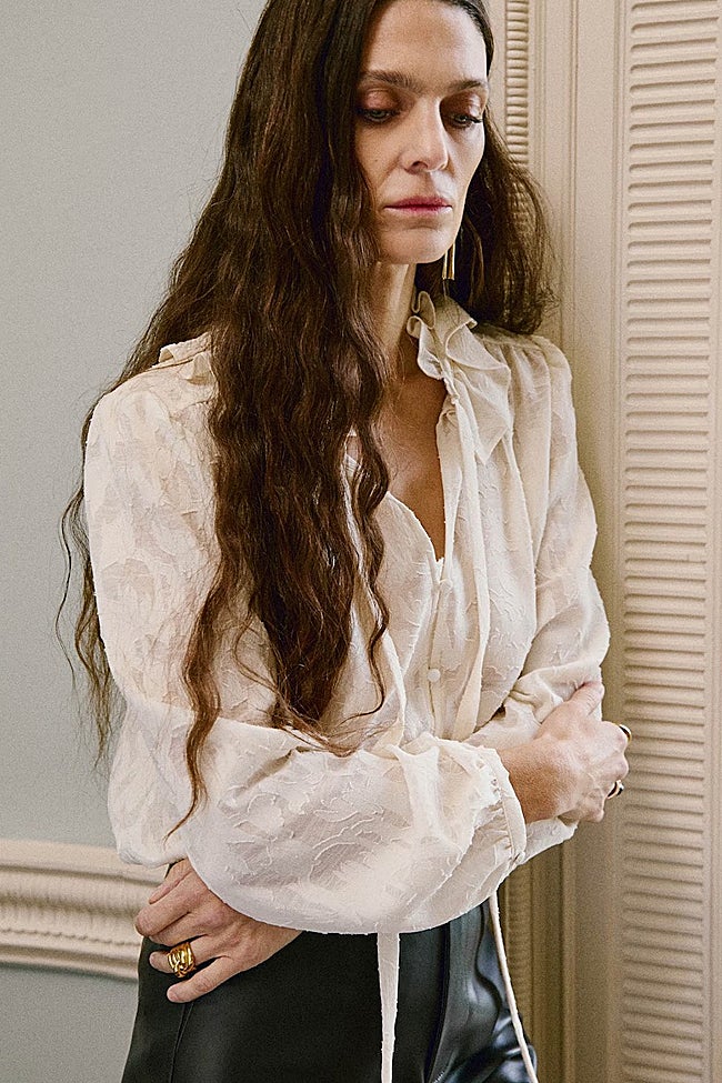 Camisa blanca de Sfera (29,99 euros)