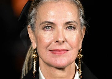 El cambio de look radical de Carole Bouquet a los 68 años: una melena XL con rastas y canas en el desfile de Chanel