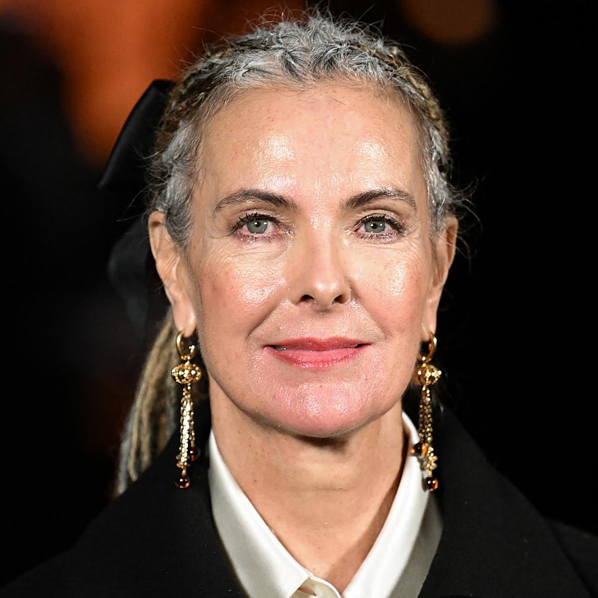 Carole Bouquet con nuevo cambio de look en el desfile de Chanel en París.