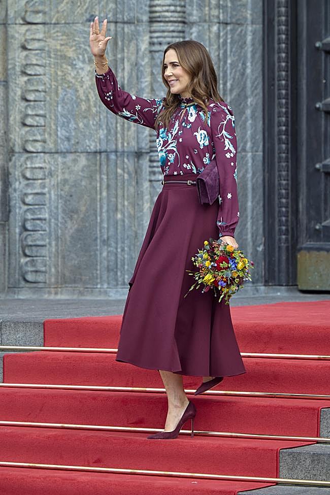 Mary de Dinamarca completó el look con zapatos de tacón y bolso de mano a juego.