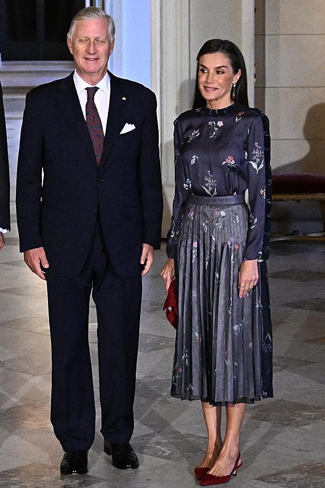 La reina Letizia combinó el vestido de Armani con zapatos rojos.