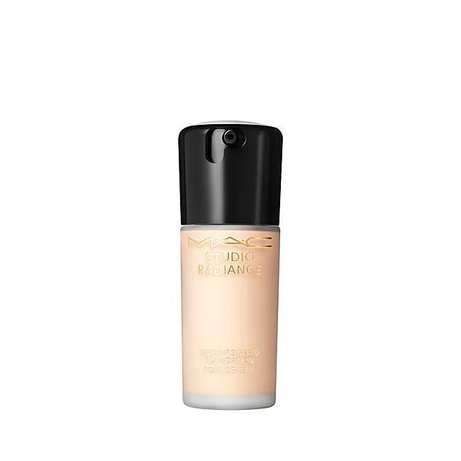 Base de maquillaje luminosa Radiance Serum Powered Foundation de MAC Studio.