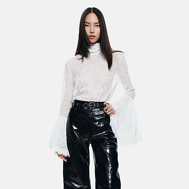 Blusa de encaje, 59,99 euros.