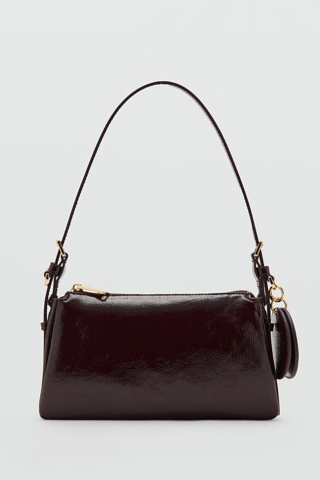 Bolso burdeos de Mango (25,99 euros)