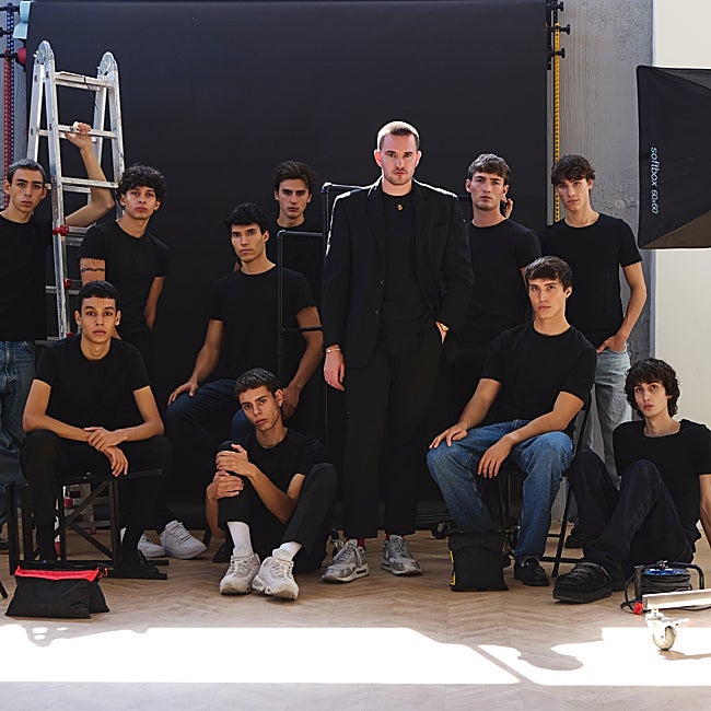 Diego Rueda lleva la carrera de 30 modelos a través de su agencia.