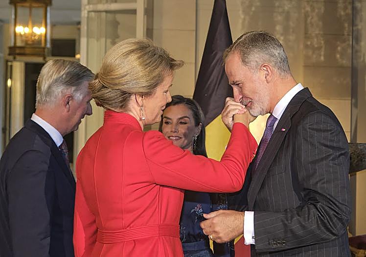 El rey Felipe besó galantemente la mano de la reina Matilde, tras explicar por qué habían llegado tarde a su cita en el Palacio Real en Bruselas.