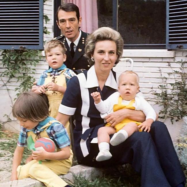 La infanta Pilar y su marido, Luis Gómez-Acebo, con tres de sus hijos en su infancia.