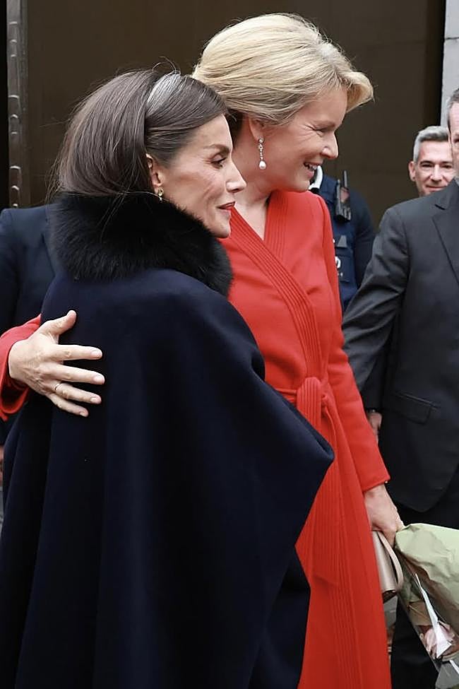 La reina Matilde tuvo un gesto de protección y complicidad con la reina Letizia.
