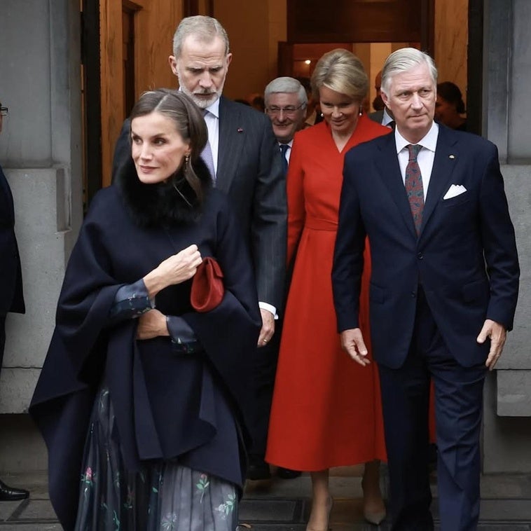 Lo que no se vio de Letizia en Bélgica: llegó tarde a palacio y el rey  Felipe pidió perdón con un beso | Mujerhoy