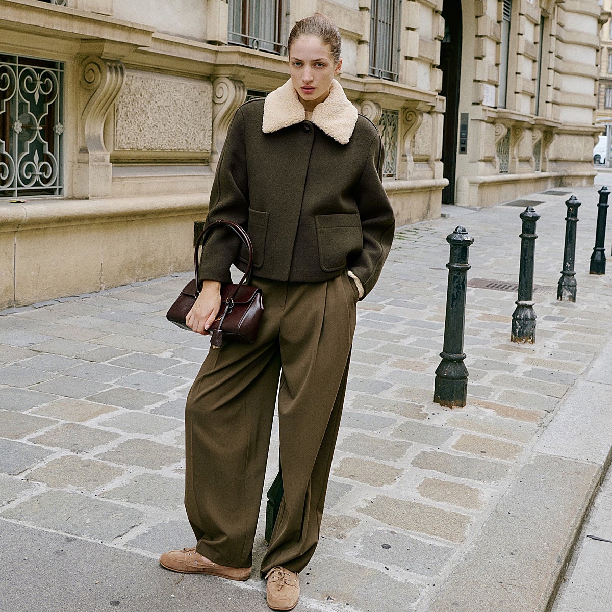 Vestidos midi en colores neutros, bolsos de colores y vaqueros para las noches de fiesta de la nueva colección de Mango.