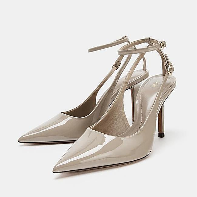 Zapato destalonado tacón efecto acharolado (29,95€)